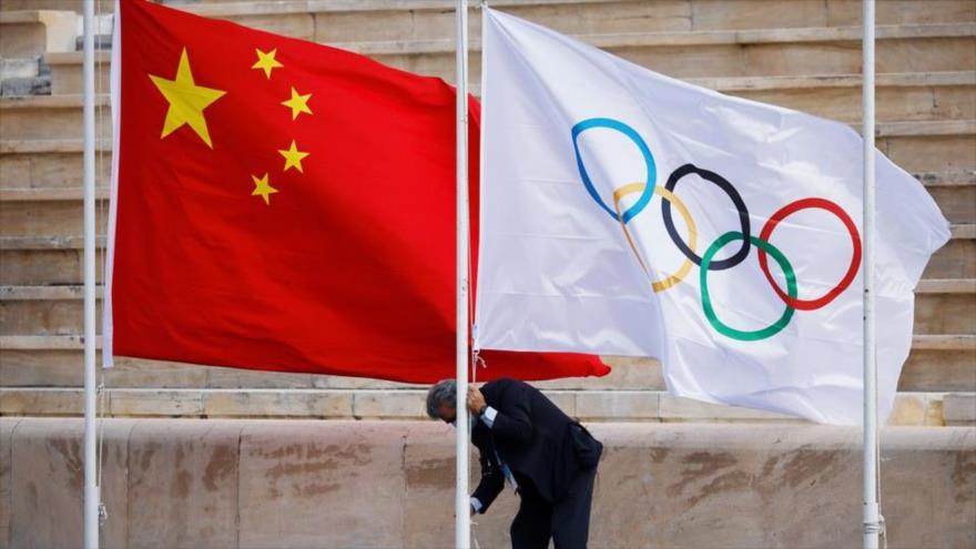 Las banderas de China y la de los Juegos Olímpicos se ven en el Estadio Panatenaico, Atenas, Grecia, 19 de octubre de 202. (Foto: Reuters)