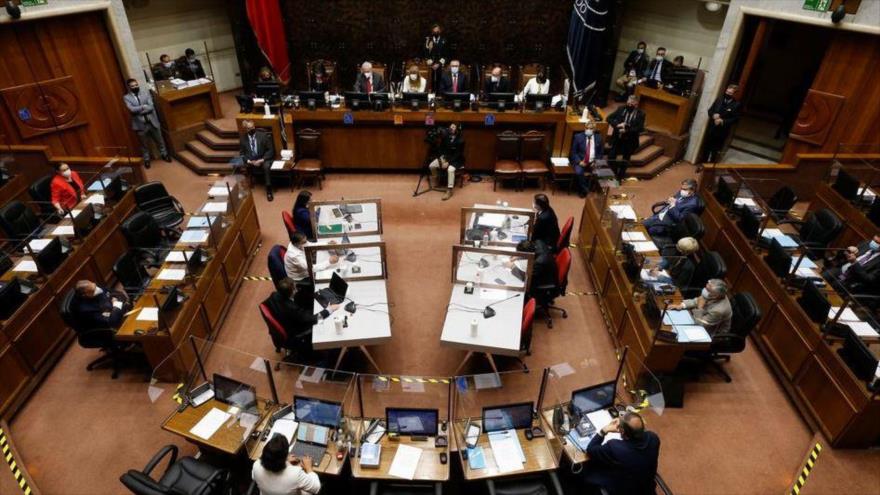 
Senadores chilenos en la sesión especial en el Parlamento para el caso de la destitución del presidente Sebastián Piñera. (Foto:REUTERS)
