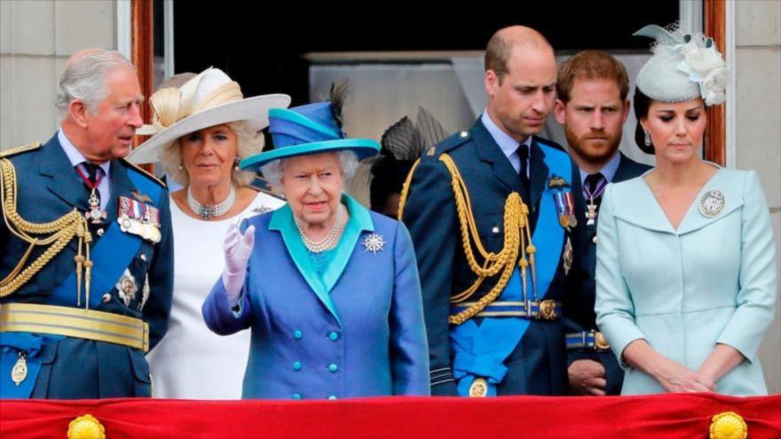 Miembros de familia real observan un desfile militar en conmemoración de la Real Fuerza Aérea británica desde Palacio de Buckingham, Londres. (Foto: AFP)