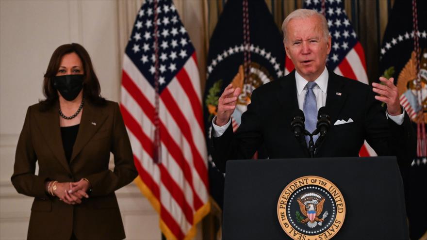 El presidente de EE.UU., Joe Biden, habla en una conferencia, mientras su vicepresidenta, Kamala Harris, observa, 6 de noviembre de 2021. (Foto:AFP)