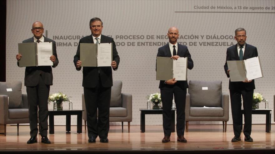 Gobierno y la oposición venezolana firmaron un memorando de entendimiento.