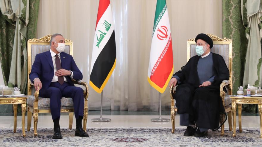 El presidente de Irán, Seyed Ebrahim Raisi (dcha.), en un encuentro con el premier iraquí, Mustafa al-Kazemi, en Teherán, 12 septiembre de 2021.