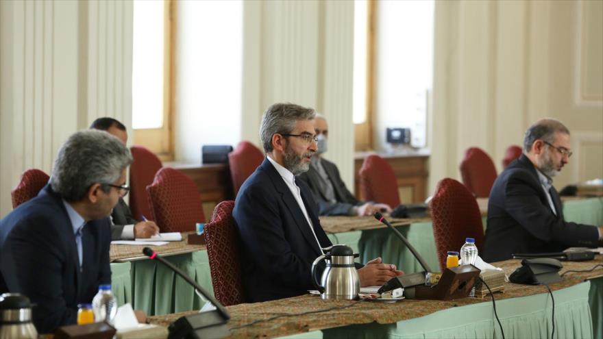 El vicecanciller iraní, Ali Baqeri Kani (C), durante una reunión en Teherán, capital de Irán, 14 de octubre de 2021.