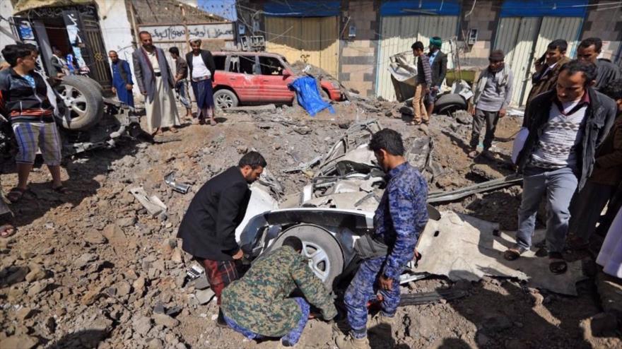Yemeníes inspeccionan el sitio de los ataques aéreos saudíes contra Saná, la capital de Yemen, 11 de noviembre de 2021. (Foto: AFP)