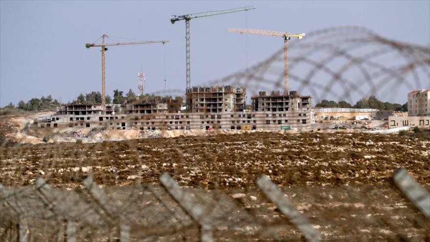 Vista general de asentamiento ilegal israelí Givat Zeev en la ocupada Cisjordania, 28 de octubre de 2021. (Foto: AFP)