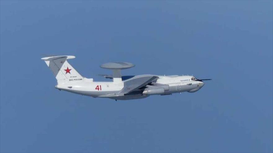 Un avión militar ruso A-50 vuela cerca de las islas en disputa llamadas Takeshima en Japón y Dokdo en Corea del Sur, 23 de julio de 2019. (Foto: Reuters)