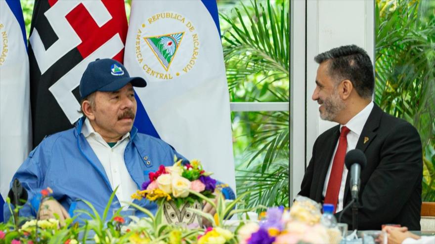 El presidente nicaragüense, Daniel Ortega (izda.), reunido con el secretario ejecutivo de la ALBA-TCP, Sacha Llorenti, 19 octubre de 2021.