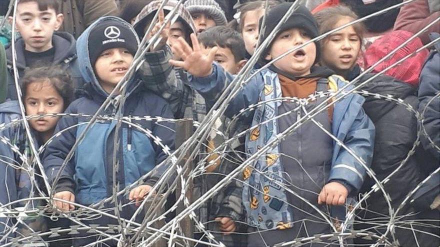 Niños se encuentran entre los miles de migrantes que intentan cruzar a Polonia.