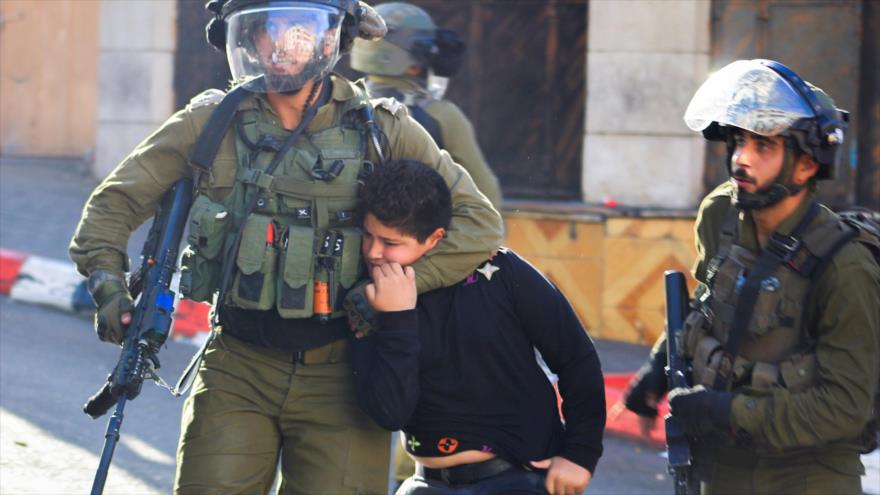 Soldados israelíes detienen a un niño palestino en Cisjordania ocupada, 23 de septiembre de 2021. (Foto: de Reuters)