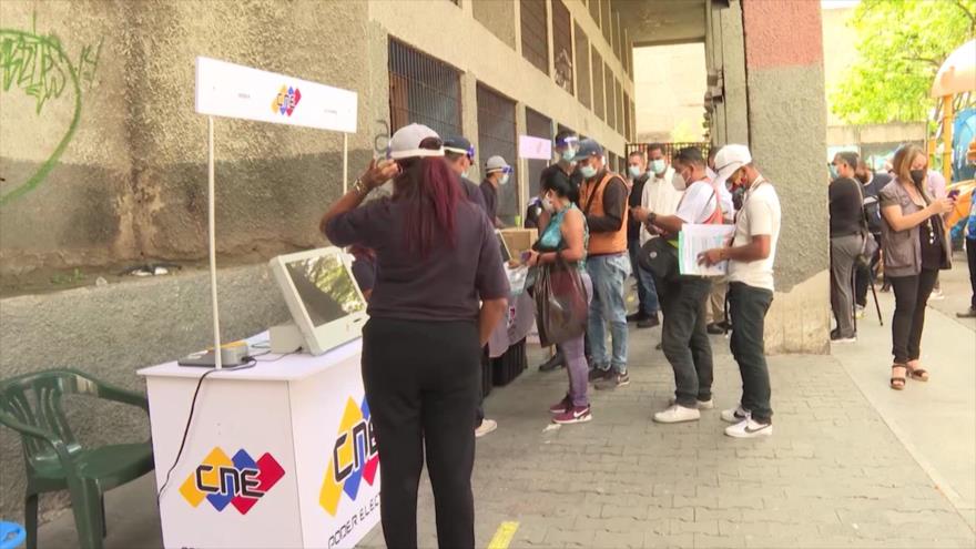 Los votante venezolano escrutinan sus votos en un colegio electoral durante los comicios. 21 noviembre 2021
