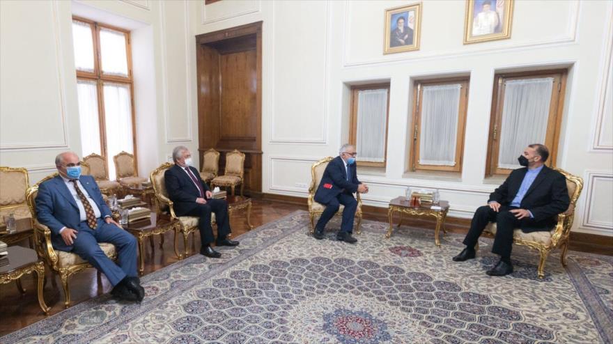 El canciller persa, Hosein Amir Abdolahian (dcha.), reunido con el enviado especial ruso para Siria, Alexander Lavrentiev (3.º de izda.), en la capital persa, 21 de noviembre de 2021. (Foto: IRNA)