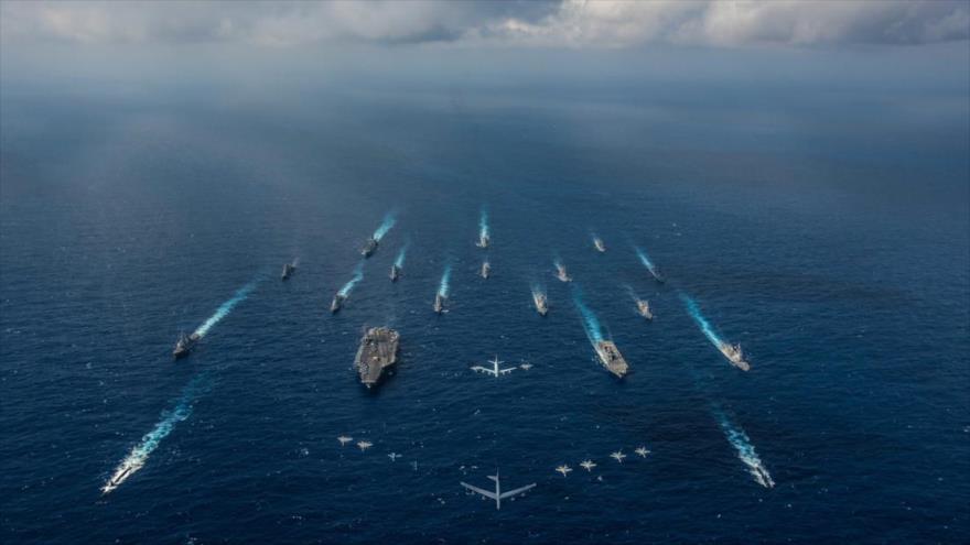 Portaviones USS Ronald Reagan y destructor japonés Hyuga junto con otros 16 buques de las Armadas de Japón y EE.UU. en un ejercicio naval. (Foto: Reuters)