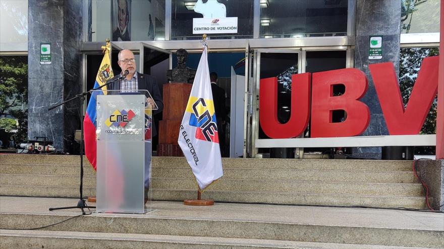 El presidente del Consejo Nacional Electoral de Venezuela, Pedro Calzadilla, habla tras ejercer su derecho al voto en Caracas, 21 de noviembre de 2021.