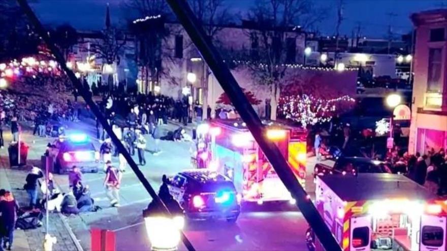 Vídeo: Un coche se abalanza contra un desfile navideño en EEUU