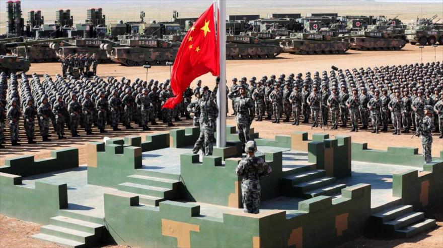 Soldados del Ejército Popular de Liberación (EPL) de China izan una bandera nacional del país. (Foto: Reuters)