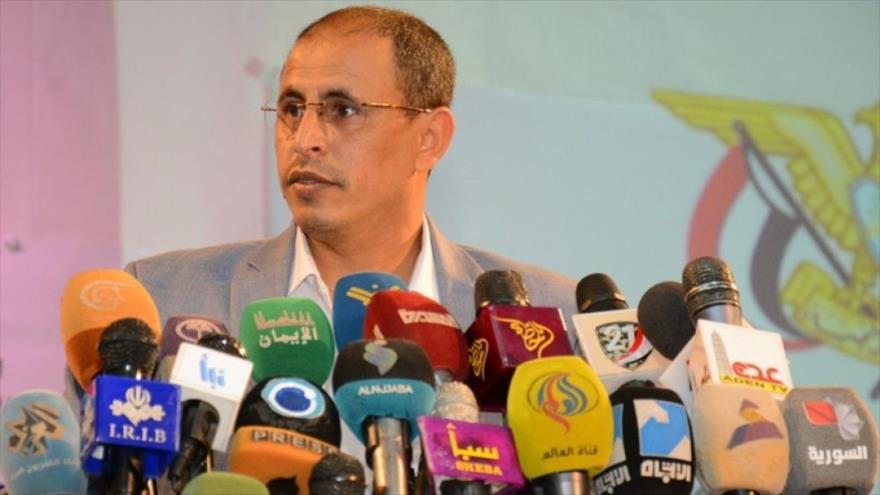 El ministro de Información del Gobierno de Salvación Nacional de Yemen, Zaifulá al-Shami, habla con la prensa.