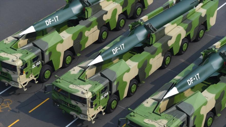 Vehículos militares transportan misiles hipersónicos DF-17 durante un desfile militar de la República Popular China, 1 de octubre de 2019. (Foto: EPA)