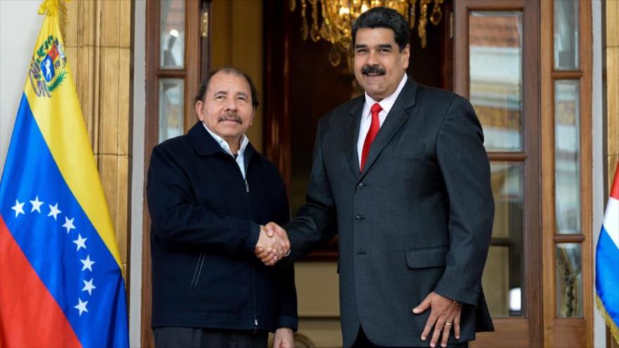 El presidente de Nicaragua, Daniel Ortega (izda.), y su homólogo venezolano, Nicolás Maduro