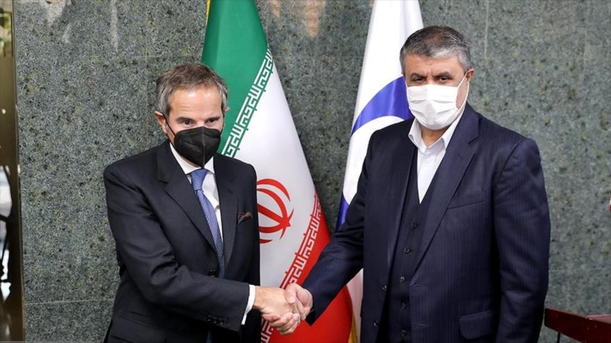 El jefe de la agencia nuclear iraní, Mohamad Eslami (dcha.), y el director de la AIEA, Rafael Grossi, en Teherán, 23 de noviembre de 2021. (Foto: Fars)