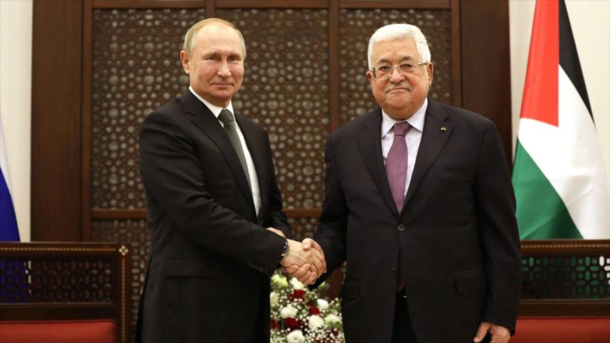 El presidente de Rusia, Vladimir Putin (izq.), y su homólogo palestino, Mahmud Abás, se reúnen en la ciudad rusa de Sochi, 23 de noviembre de 2021.
