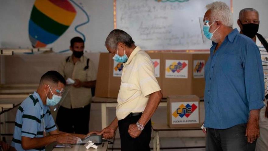 Venezolanos emiten su voto durante la jornada de las elecciones generales en el país, 21 de noviembre de 2021.