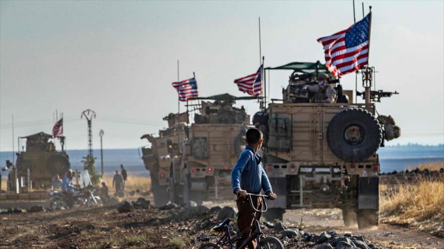 Vídeo: Niños sirios persiguen a pedradas a convoy militar de EEUU