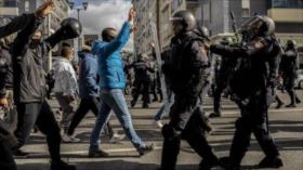 Critican a Policía de España por desplegar tanques contra su pueblo