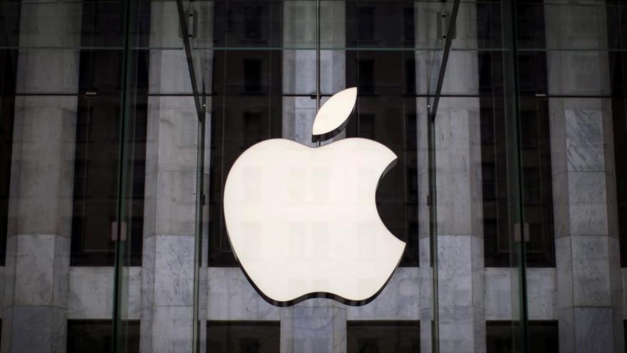 Un logotipo de Apple cuelga sobre la entrada de una tienda de la compañía en Nueva York, EE.UU. (Foto: Reuters)