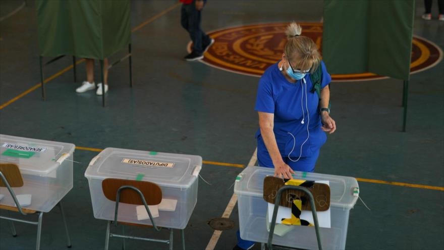 Una mujer deposita su voto para las presidenciales en Chile, en un electoral en Santiago, 21 de noviembre de 2021. (Foto: Reuters)