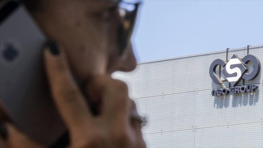 Una mujer israelí usa su celular iPhone frente al edificio del grupo NSO, Herzliya, 28 de agosto de 2016. (Foto: AFP)