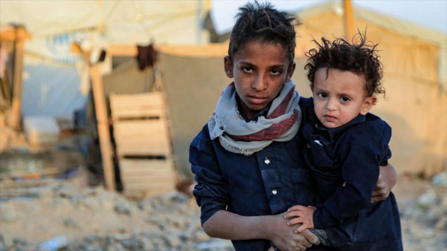 Niños yemeníes desplazados en un campo en las afueras de la ciudad de Marib, 29 de octubre de 2021. (Foto: AFP)