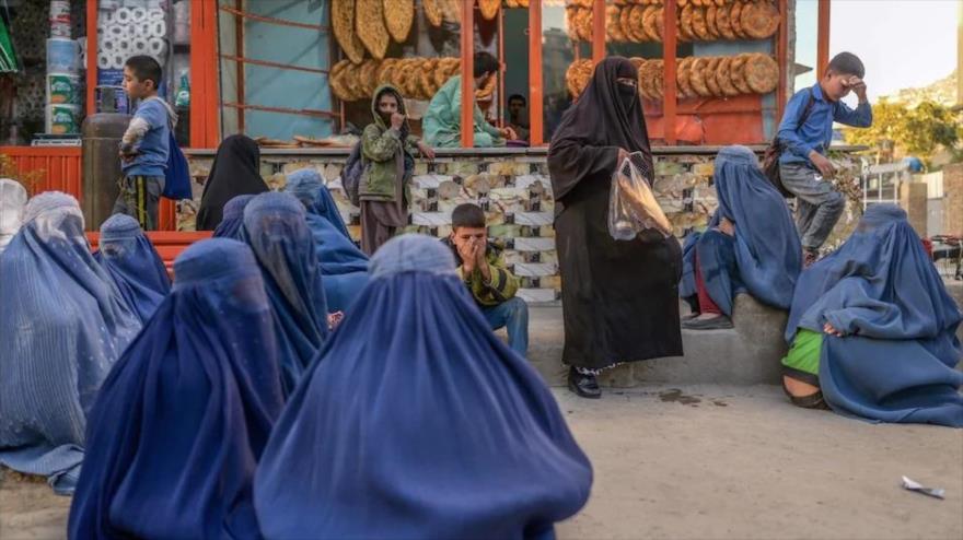 Mujeres afganas esperan donaciones de pan frente a una panadería en Kabul, capital de Afganistán. (Foto: AFP)