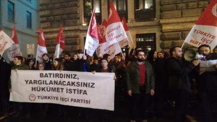 Turcos protestan por el colapso de lira y piden renuncia de Erdogan