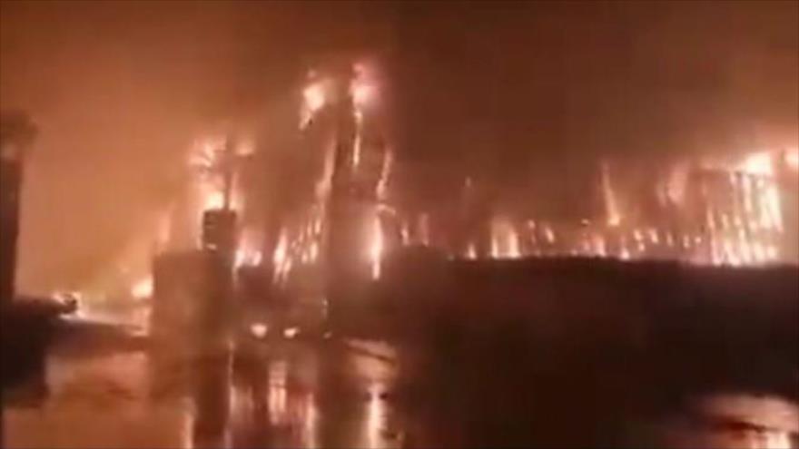 Vídeo: Incendio masivo arrasa fábrica de especias israelí