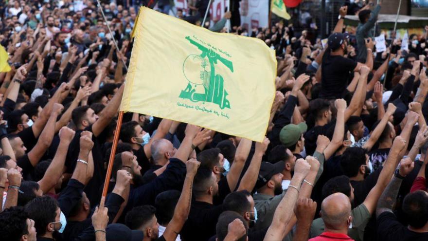 Partidarios del movimiento libanés Hezbolá asisten a un funeral en Beirut, El Líbano, 15 de octubre de 2021. (Foto: Reuters)