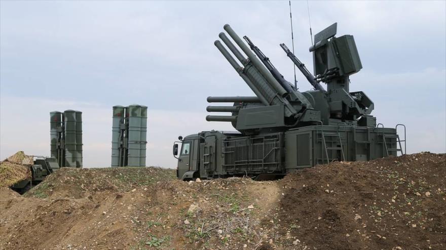 Sistema de defensa aérea ruso Pantsir-S1 y sistemas de misiles de defensa aérea de largo alcance S-400 en Siria.