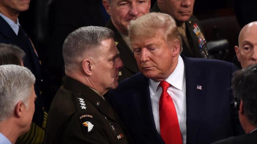 El expresidente de EE.UU. Donald Trump (dcha.) y el jefe del Estado Mayor Conjunto del país, el general Mark Milley, 4 de febrero de 2020. (Foto: AFP)