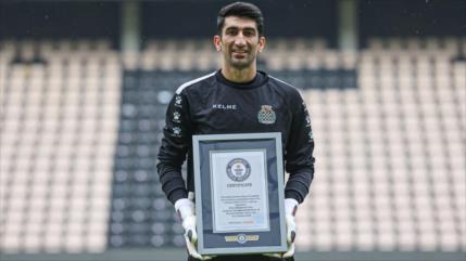 Arquero iraní Alireza Beiranvand recibe el récord Guinness