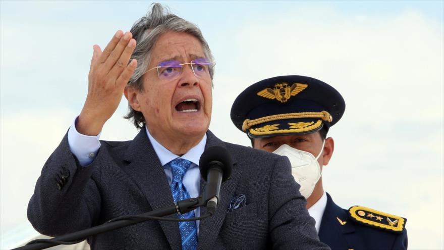 El presidente de Ecuador, Guillermo Lasso, ofrece un discurso durante una ceremonia militar en Quito, capital, 27 de octubre de 2021. (Foto: AFP)