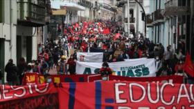 Universitarios de Ecuador protestan contra recortes presupuestarios