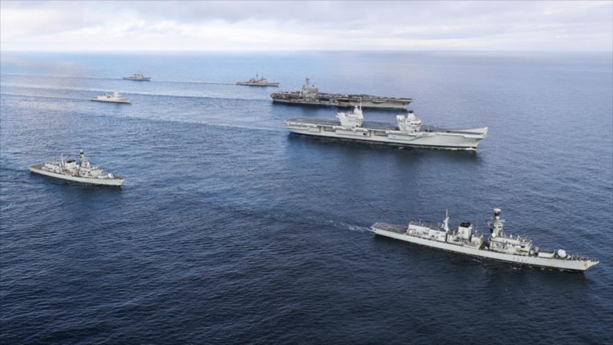 Portaaviones británico HMS Queen Elizabeth (2º desde dcha.) en maniobra conjunta Saxon Warrior con buques y portaaviones de EE.UU., 8 de agosto de 2017.
