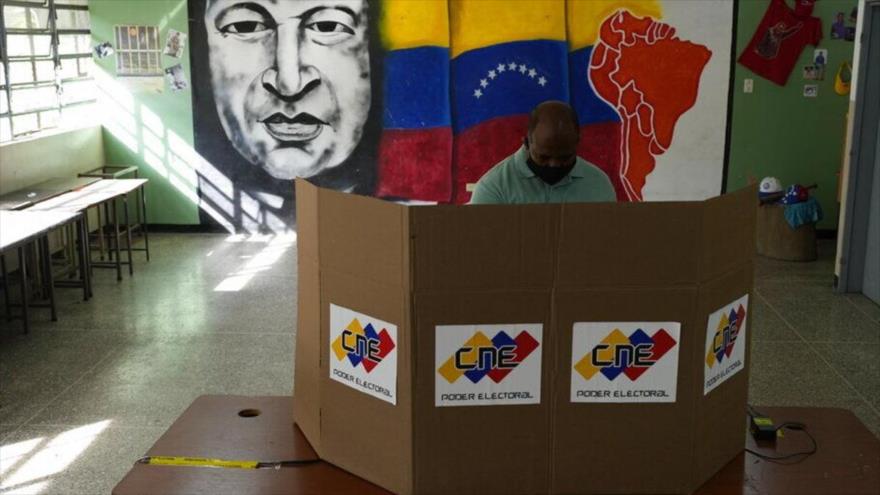 Venezuela rechaza incumplimiento de estándares en comicios de 21-N | HISPANTV