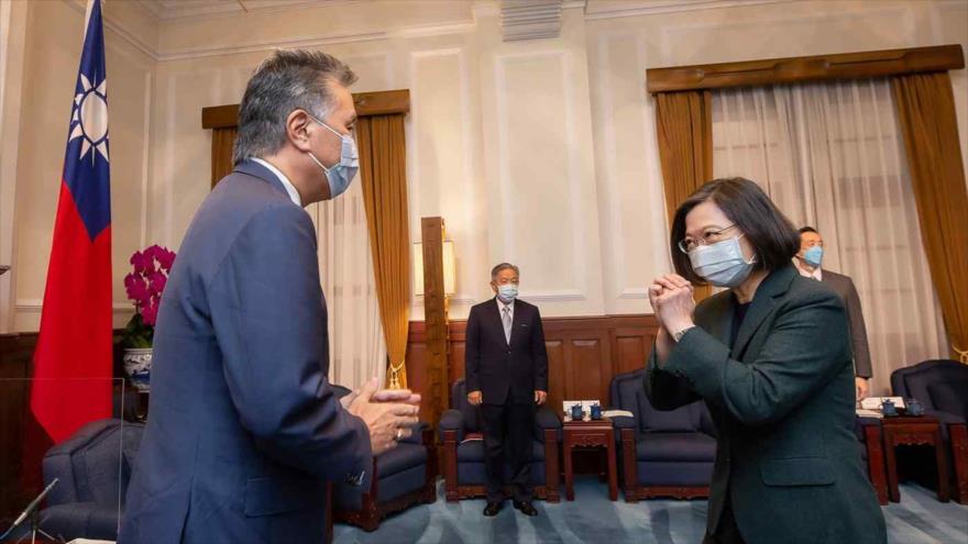 El representante de EE.UU., Mark Takano, es recibido por la presidenta taiwanesa, Taipéi, 26 de noviembre de 2021. (Foto: AP)