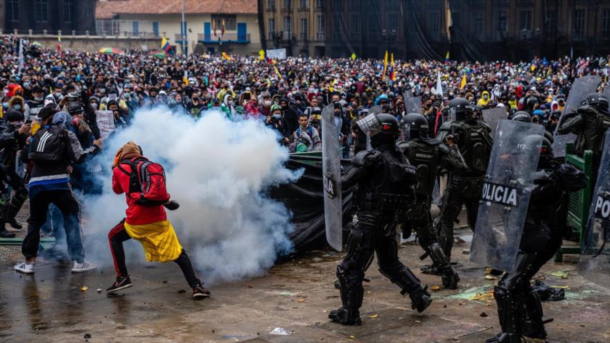 Enfrentamientos entre manifestantes y policías en abril por la reforma tributaria del Gobierno colombiano, Bogotá. (Foto: The New York Times)