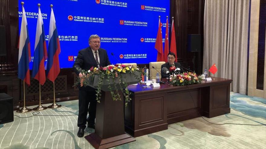 El representante de Rusia ante las organizaciones internacionales en Viena, Mijaíl Uliánov (izda.), y su par chino, Wang Chun, 26 de noviembre de 2021.