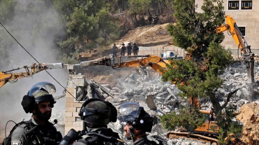 Excavadoras israelíes demolieron casas de los palestinos en la aldea de Sair en la ocupada Cisjordania, 5 de agosto de 2021. (Foto: AFP)