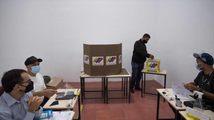 Un ciudadano venezolano vota en las elecciones regionales, 21 de noviembre de 2021. (Foto: AFP)