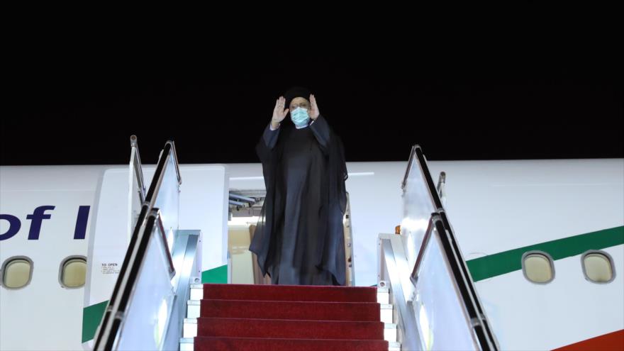 El presidente de Irán, Seyed Ebrahim Raisi, antes de partir hacia Asjabad, capital de Turkmenistán, 27 de noviembre de 2021. (Foto: president.ir) 