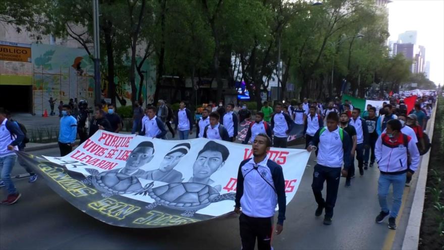 Marchan los padres de familia de los 43 normalistas desaparecidos 