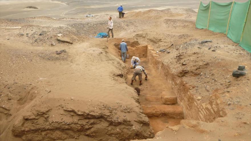 Arqueólogos trabajan en el complejo Los Morteros, ubicado en el Valle de Chao, Perú. (Foto: EFE)
